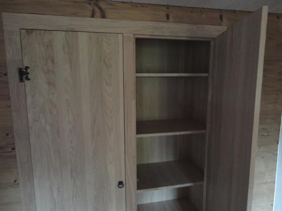 Wandschrank mit Tablar